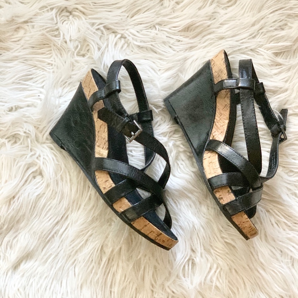 Aerosoles: black wedged strapped sandals! Size 7M